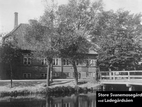 Ladegårdsåen Store Svanemosegård set fra Ladegårdsvej. Nedbrudt 1884..jpg